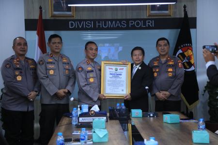 DIVHUMAS POLRI RAIH PRESISI AWARD ATAS