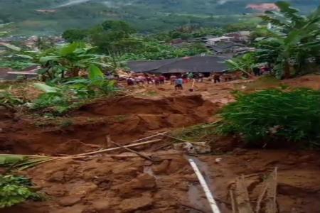 Bencana Longsor Landa Kampung Ciherang