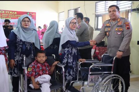 KAPOLRES KUNJUNGI ANAK DISABILITAS