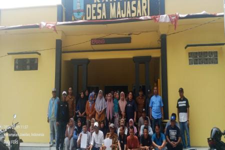 PULUHAN WARGA DATANGI KANTOR DESA 