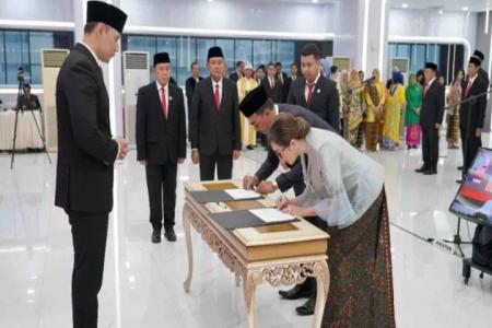 MENTRI AHY LANTIK 67 PEJABAT STRUK