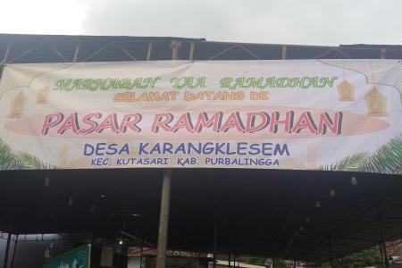Berburu Takjil Di Pasar Ramadhan Karan