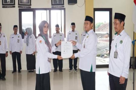 KANKEMENAG  SERAHKAN 15 SK KENAIKA