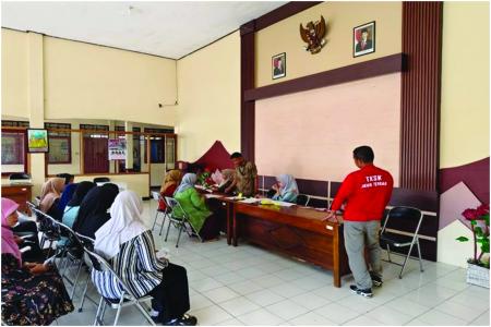 MENGALIRKAN MANFAAT DARI DAUN EMAS