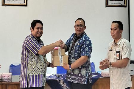 SEKDA BANYUMAS SERAHKAN BANTUAN PE