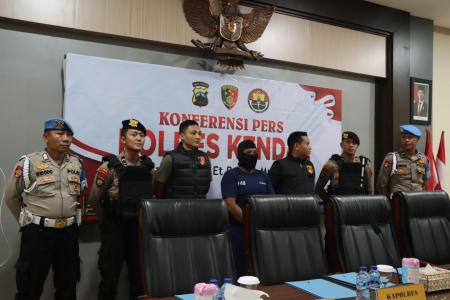 Polisi Tangkap Pria Bersenjata Tajam d