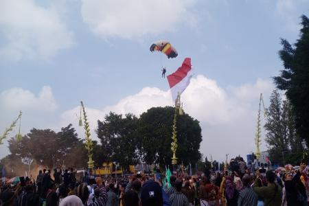 Atraksi Terjun Payung Spektakuler Kiba