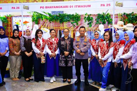 Kapolri Tinjau Bazar Kreasi Bhayangkar