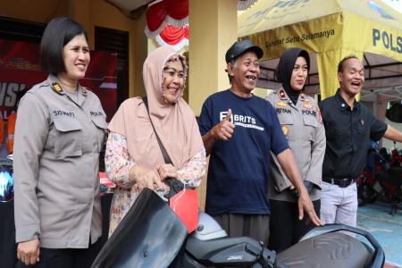 Senyum Sumringah Korban Curanmor di Ko