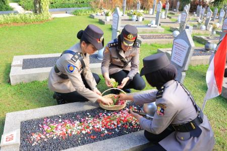 Polwan Mabes Polri Gelar Ziarah dan Ta