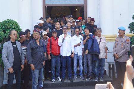 GABUNGAN BELASAN ORMAS DATANGI POL