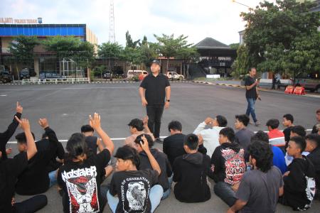 POLRES TUBAN AMANKAN DAN BERI PEMB