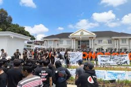 Ratusan Warga Jambusari Geruduk Kejari