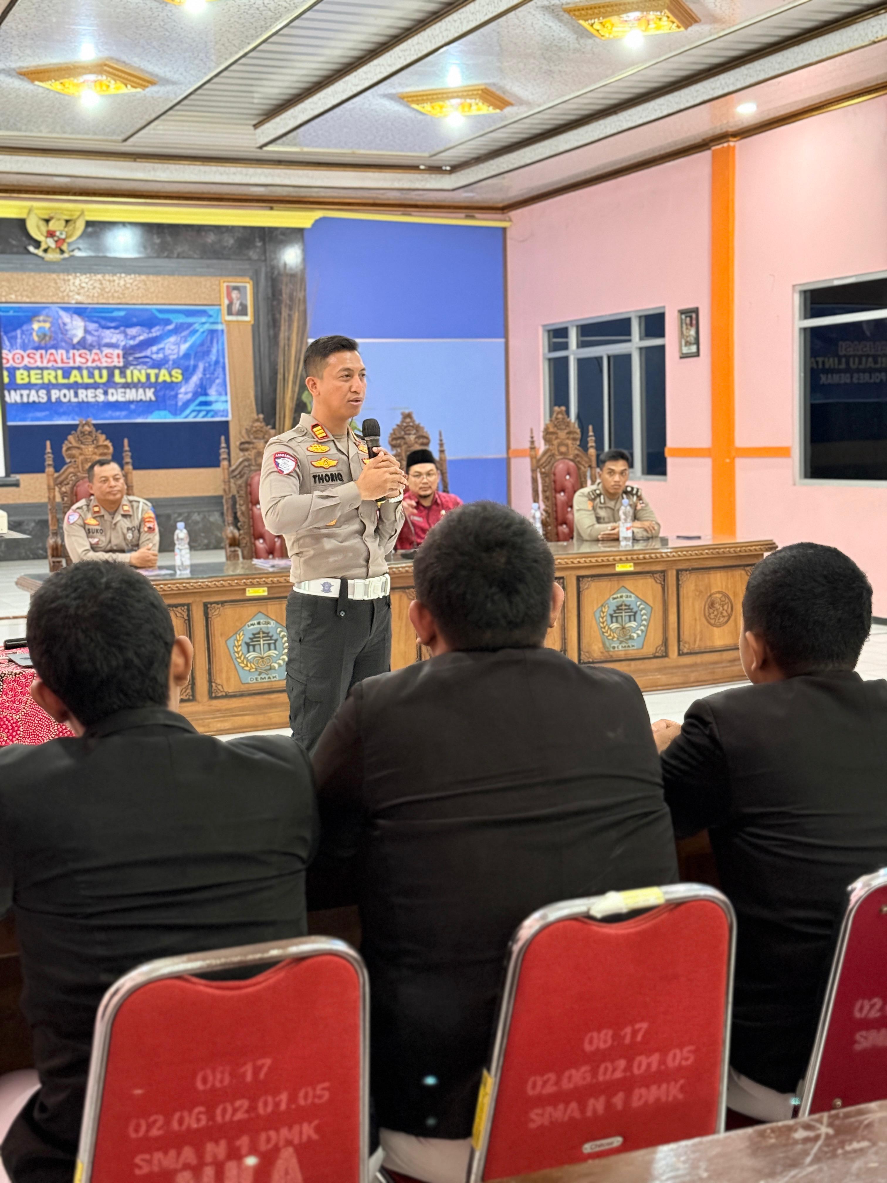  Delapan Pelanggaran Jadi Prioritas, Satlantas Polres Demak Edukasi Pelajar SMA N 1 Demak