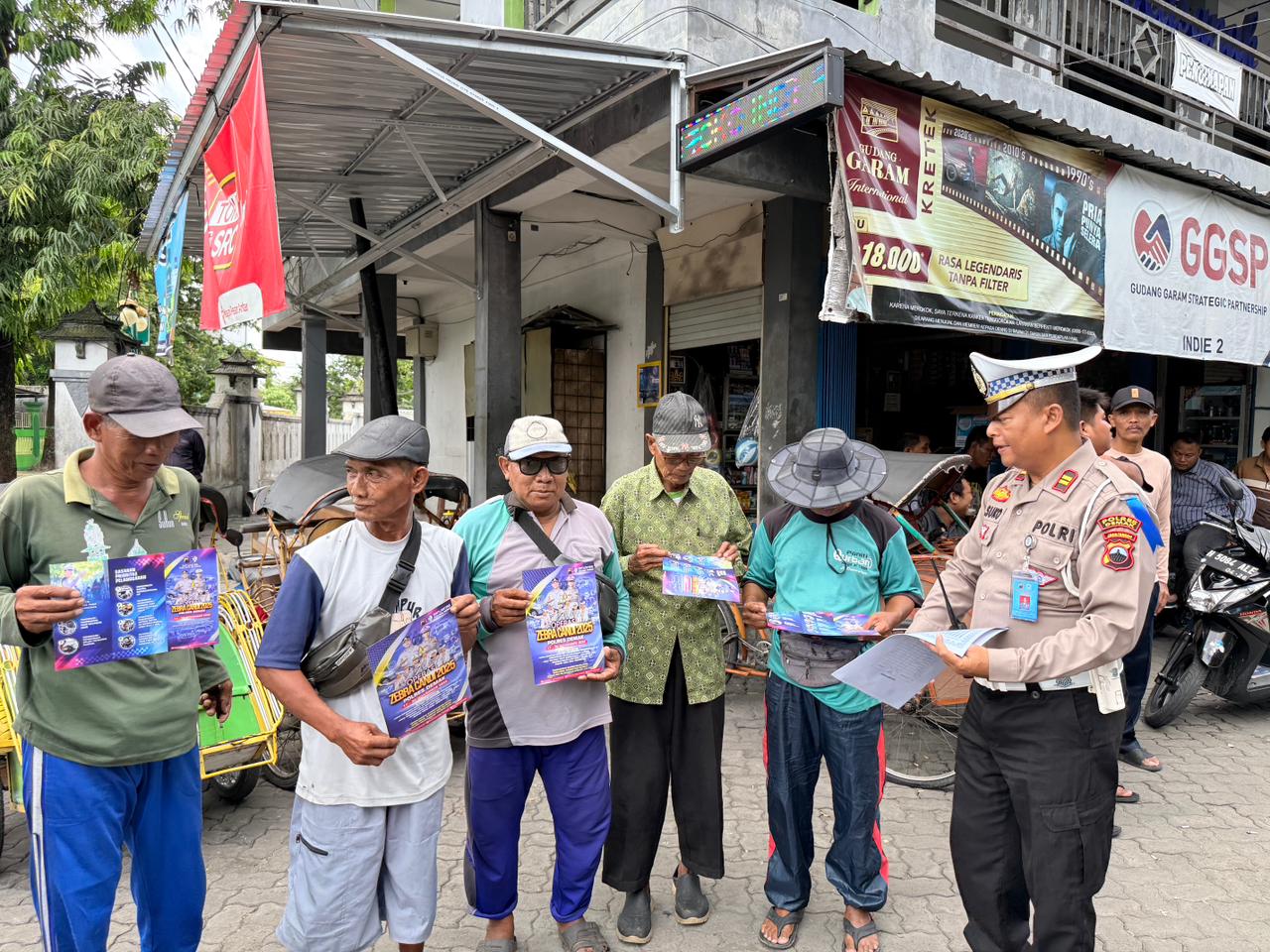 Satlantas Polres Demak Bagikan Nasi Kotak dan Edukasi Delapan Sasaran Pelanggaran Zebra 2025