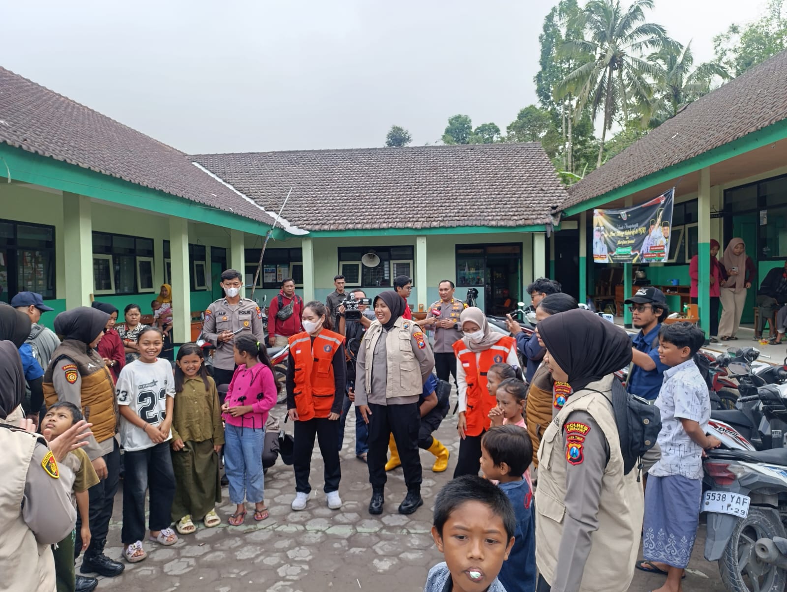 Polres Lumajang Lakukan Trauma Healing, Anak - anak Pengungsi Semeru Kembali Ceria
