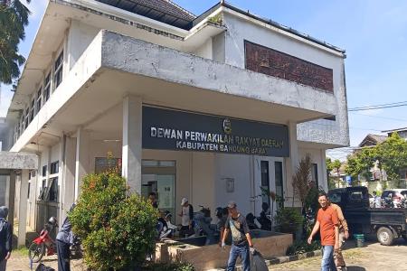 Seluruh Staf Pimpinan DPRD Bandung Barat Gelar Kegiatan Jumsih di Gedu